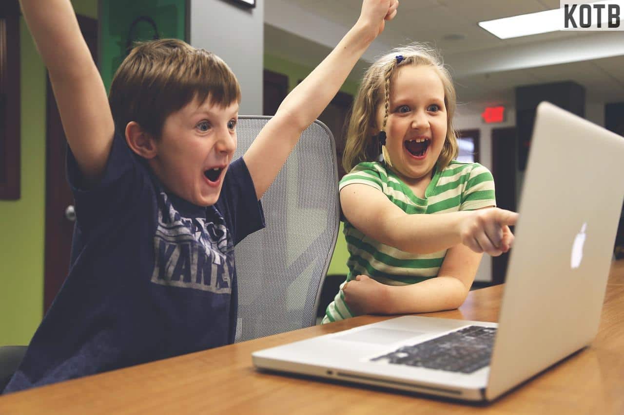 Niños felices compartiendo un momento de juego y conexión