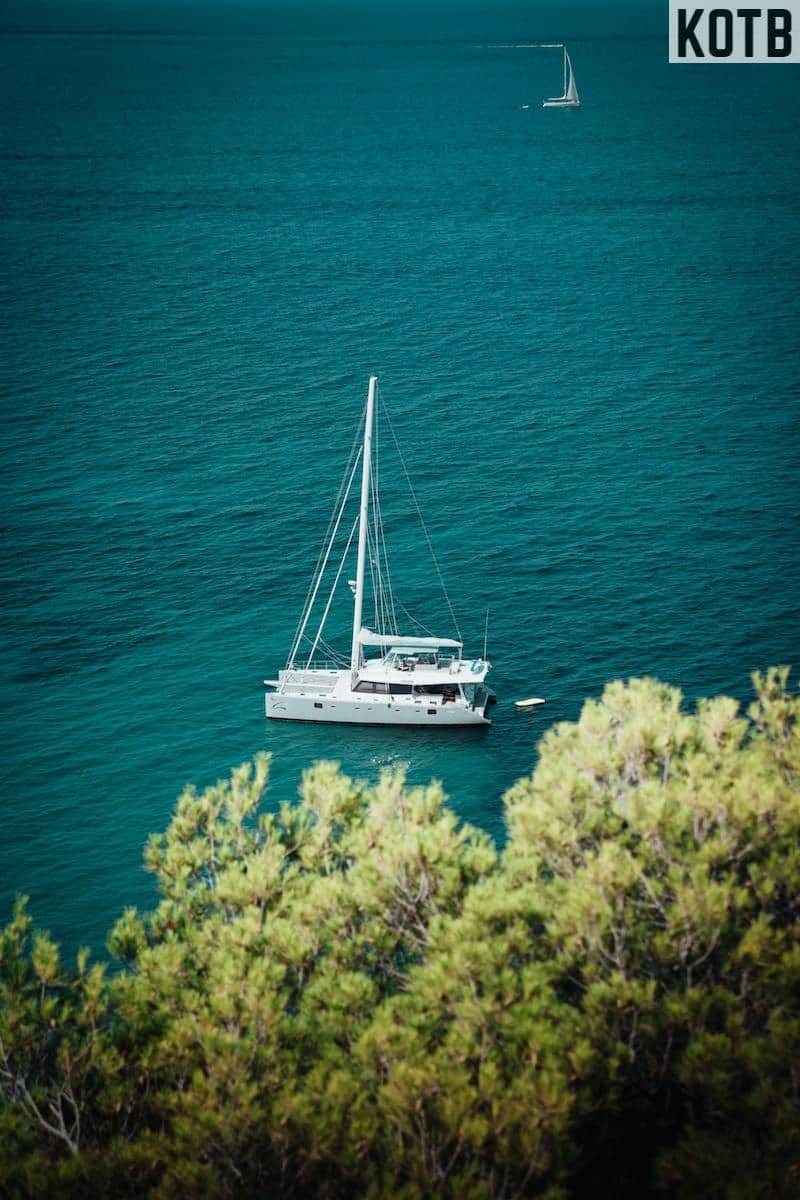 yate en el mar
