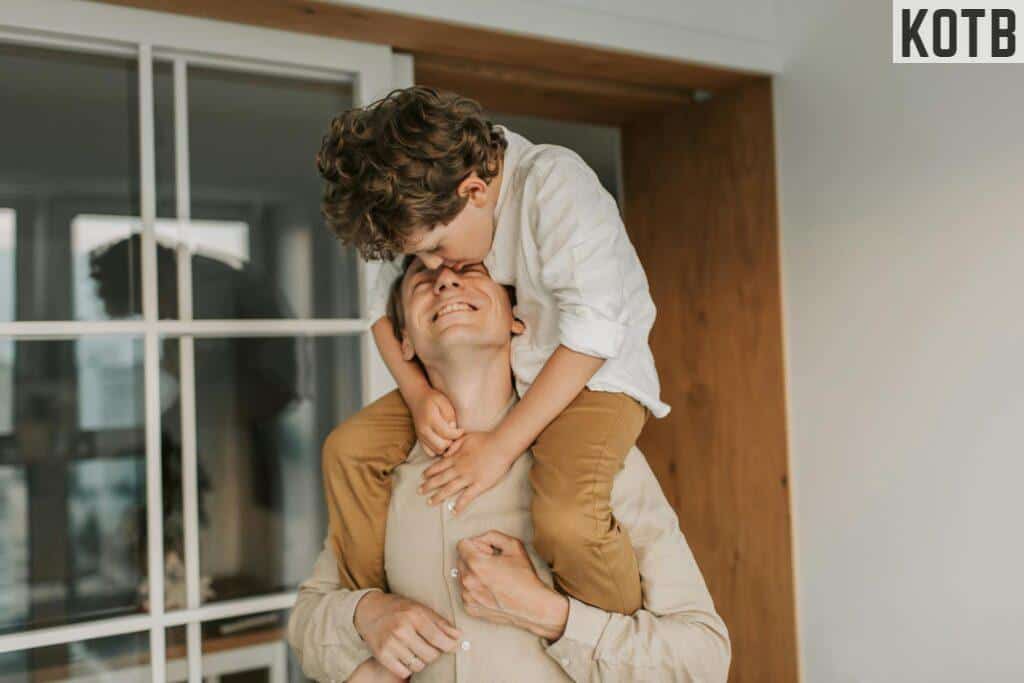 Padre joven jugando con su hijo