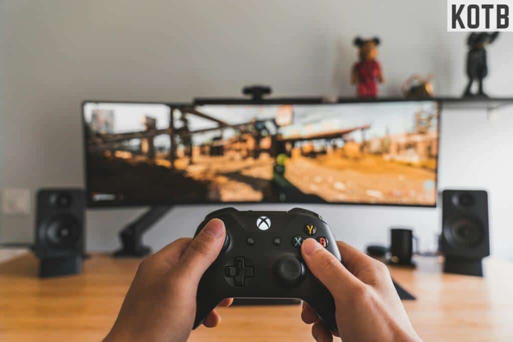 Juegos y entretenimiento en línea, gaming con mando Xbox, experiencia en videojuegos, entretenimiento digital.