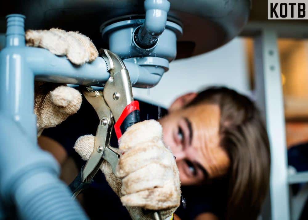 hombre que trabaja con tuberias