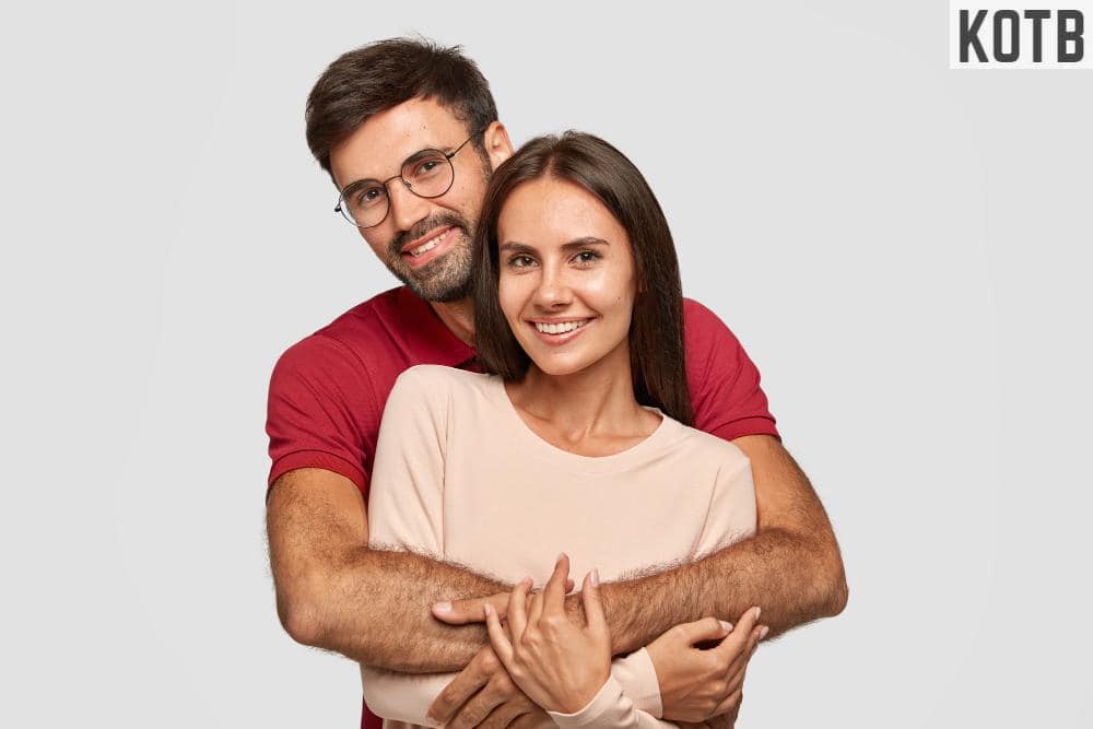 pareja abrazada