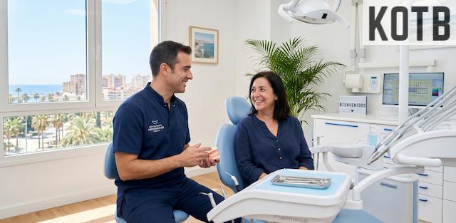 Equipo dental revisando un plan de tratamiento en Málaga