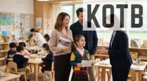 Familia visitando un colegio internacional antes de elegir centro